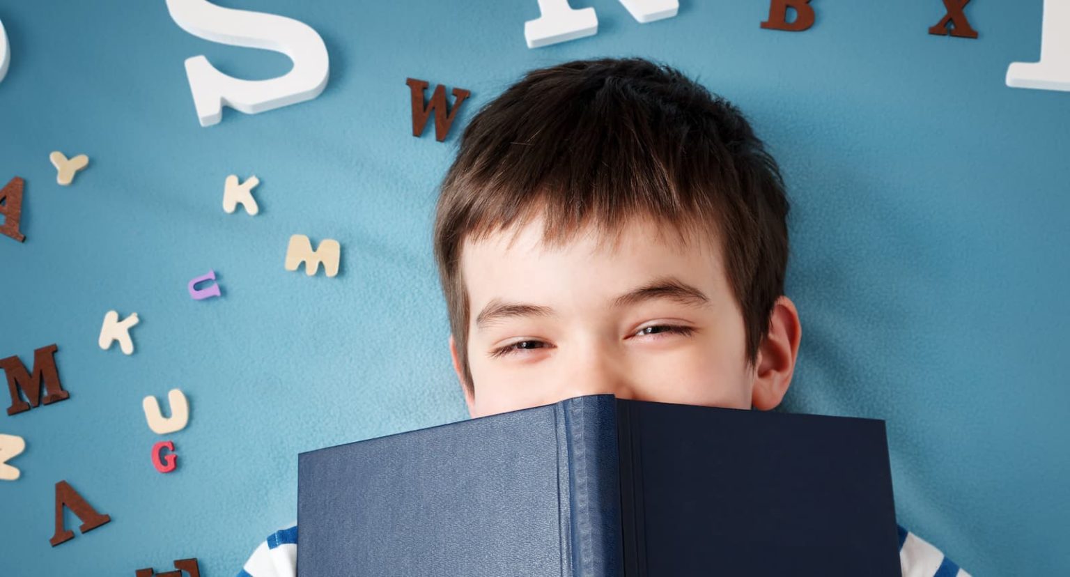 Понимать занять. Заниматься языком. Дети лежат буквой z. Boy foto in Blue with book. Clever in 27 year old.