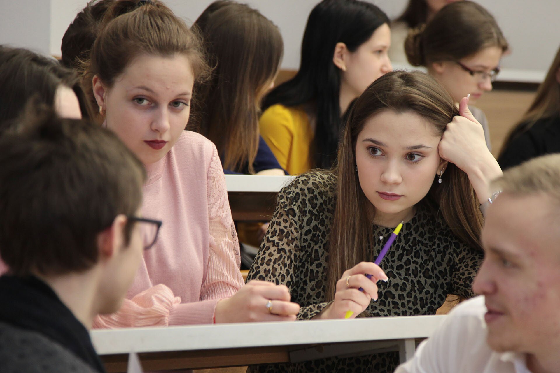 Обсуждение в вузе. Стипендии президента РФ фото учеников. Русское обсуждение. Картинка новый Формат обучения.